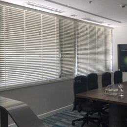 Rèm cửa gỗ màu trắng